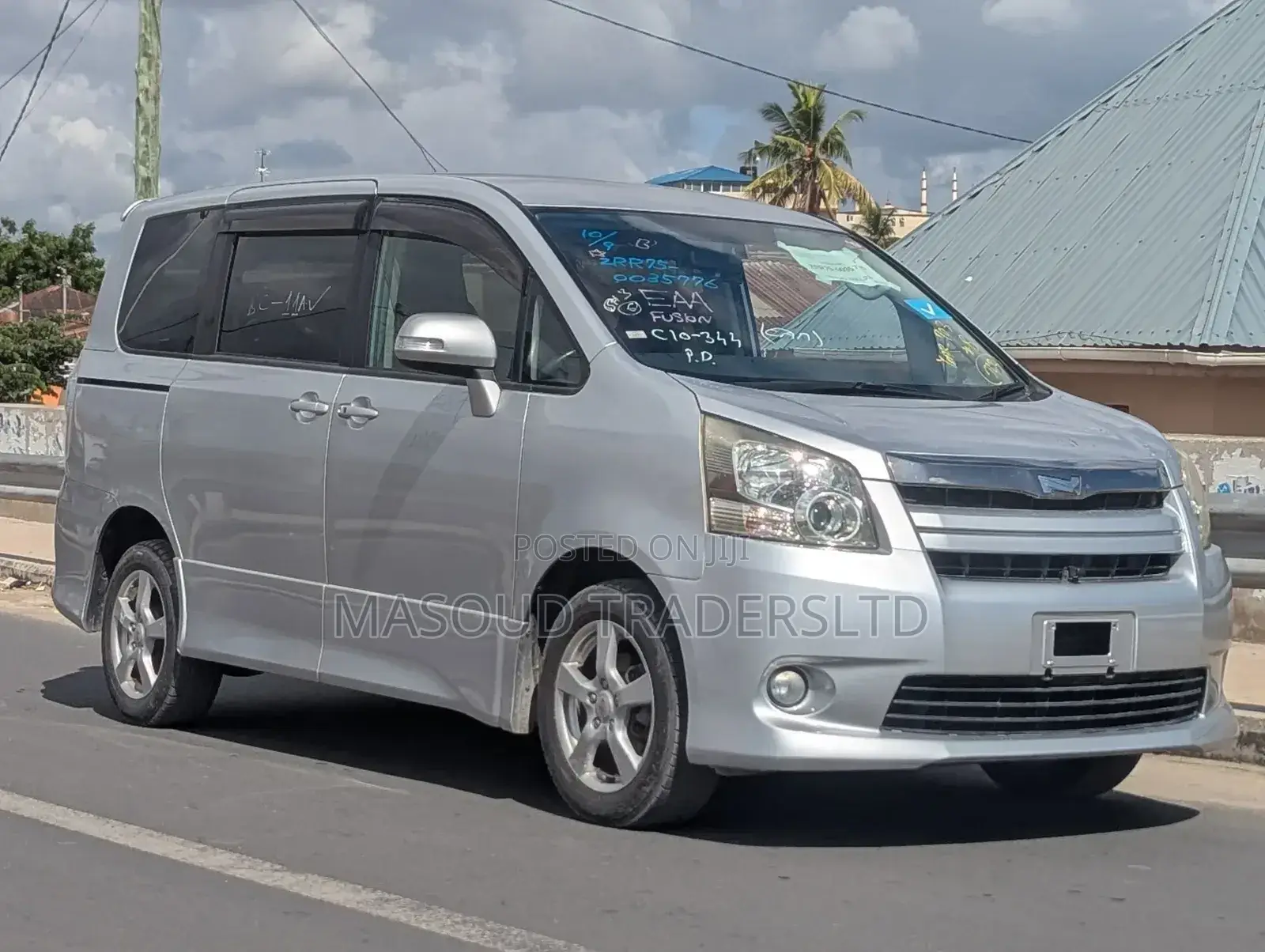 Toyota Noah 2.0 158hp AWD (7 Seater) 2012 Silver