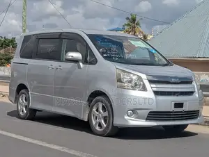 Toyota Noah 2.0 158hp AWD (7 Seater) 2012 Silver