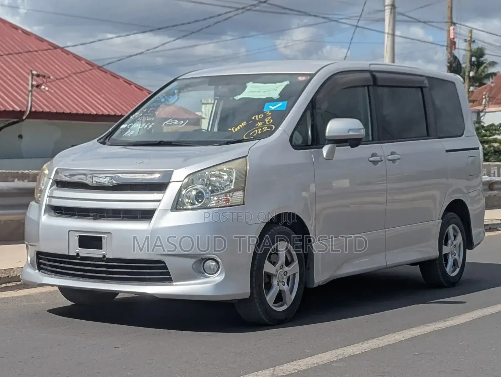 Toyota Noah 2.0 158hp AWD (7 Seater) 2012 Silver