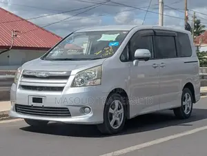 Toyota Noah 2.0 158hp AWD (7 Seater) 2012 Silver