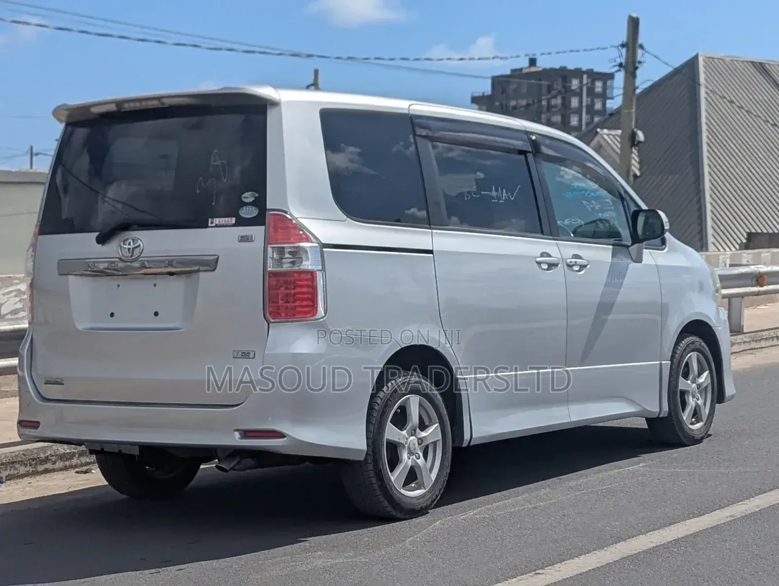 Toyota Noah 2.0 158hp AWD (7 Seater) 2012 Silver