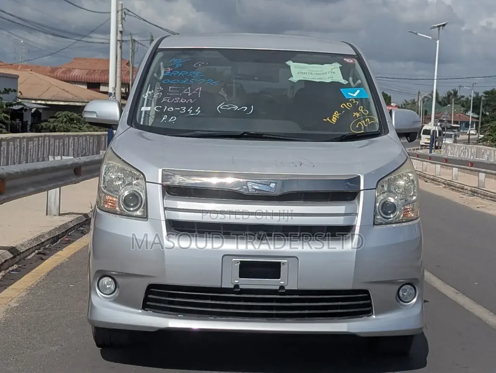 Toyota Noah 2.0 158hp AWD (7 Seater) 2012 Silver