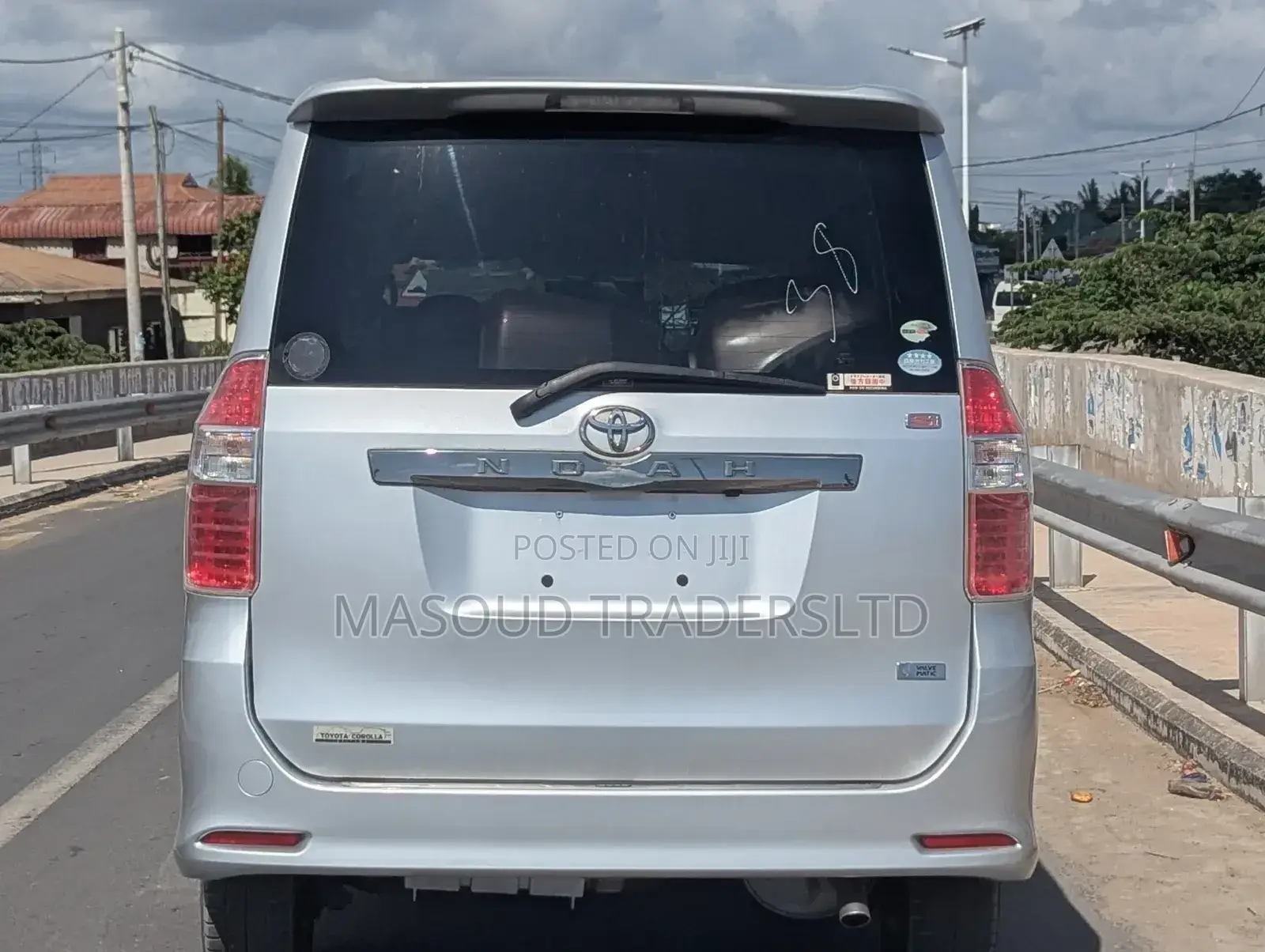Toyota Noah 2.0 158hp AWD (7 Seater) 2012 Silver