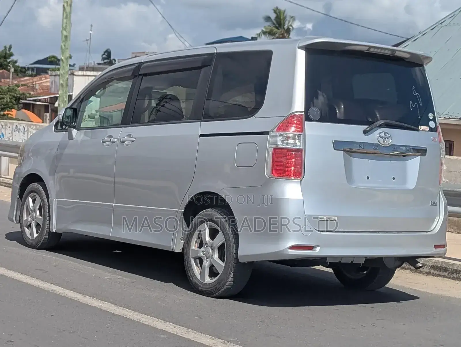 Toyota Noah 2.0 158hp AWD (7 Seater) 2012 Silver