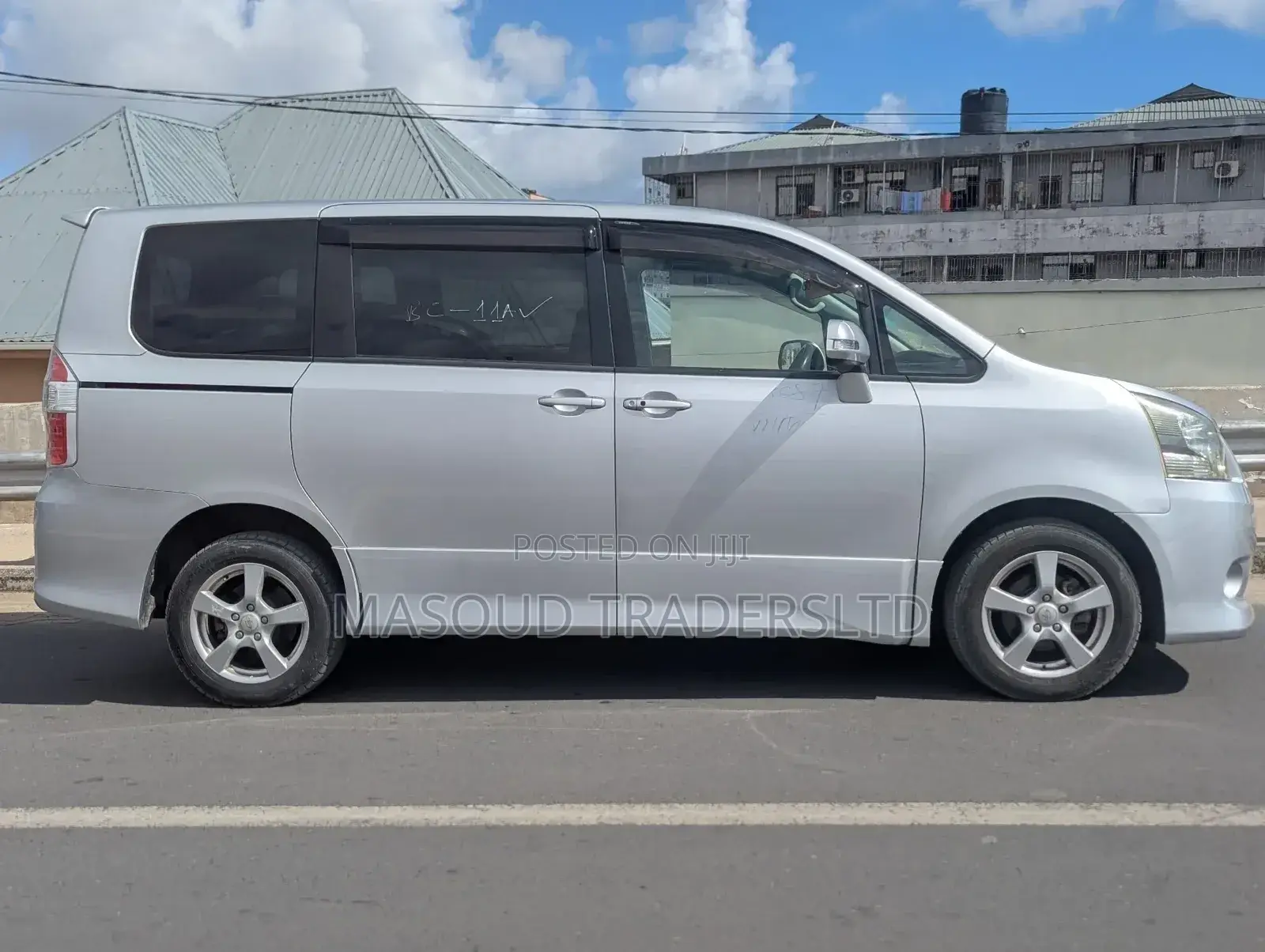 Toyota Noah 2.0 158hp AWD (7 Seater) 2012 Silver