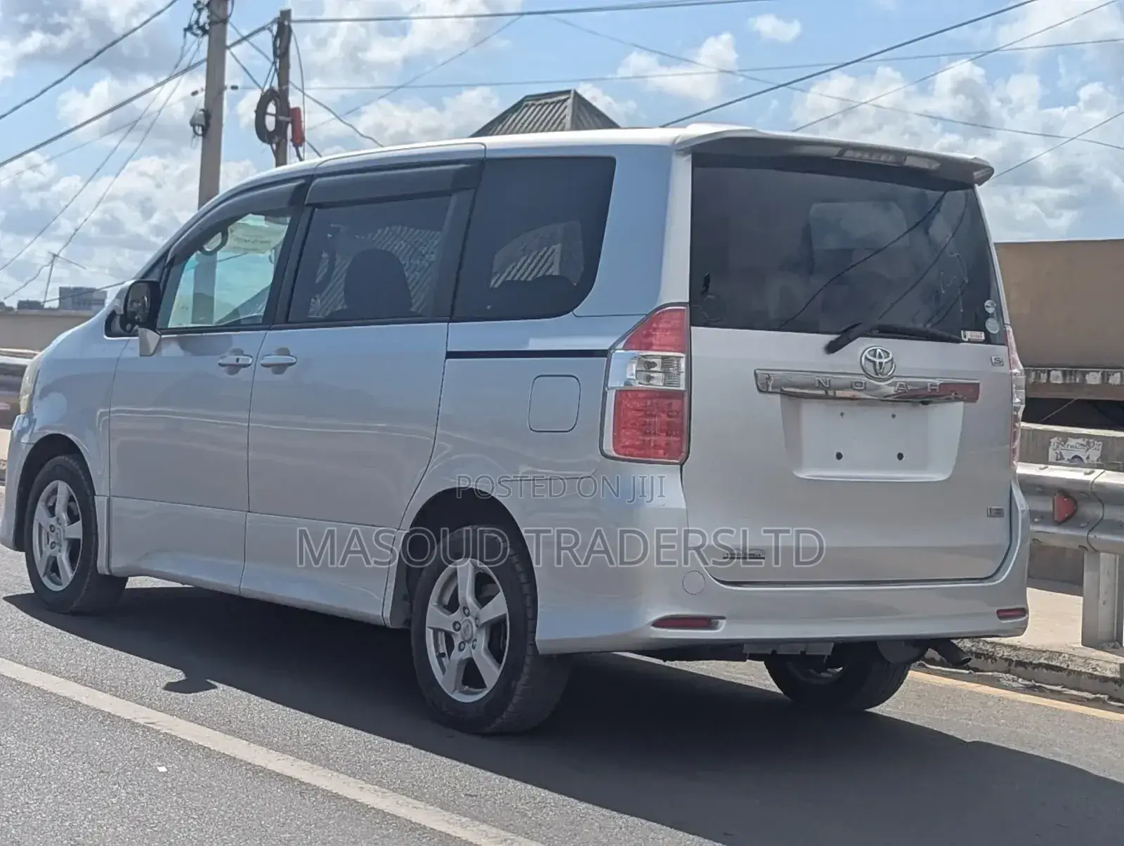 Toyota Noah 2.0 158hp AWD (7 Seater) 2012 Silver