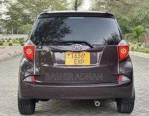 Toyota Ractis 1.5 FWD 2011 Maroon