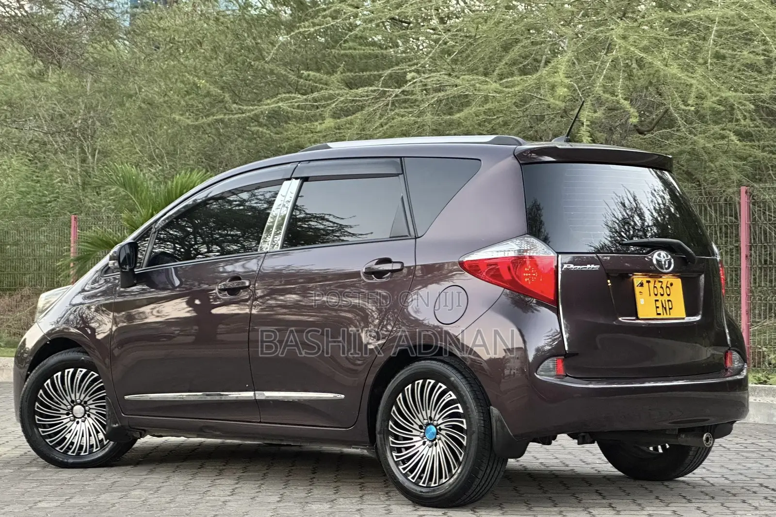 Toyota Ractis 1.5 FWD 2011 Maroon
