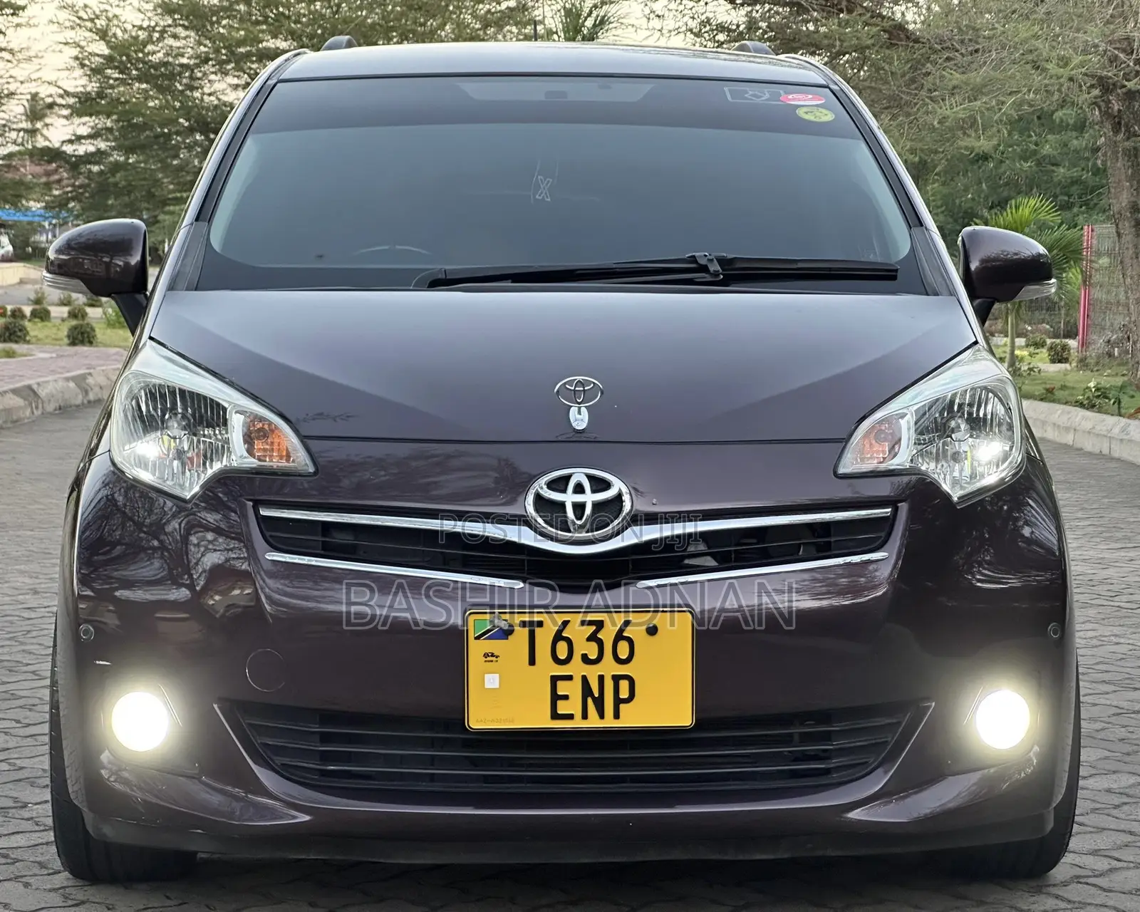 Toyota Ractis 1.5 FWD 2011 Maroon