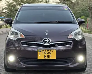 Toyota Ractis 1.5 FWD 2011 Maroon