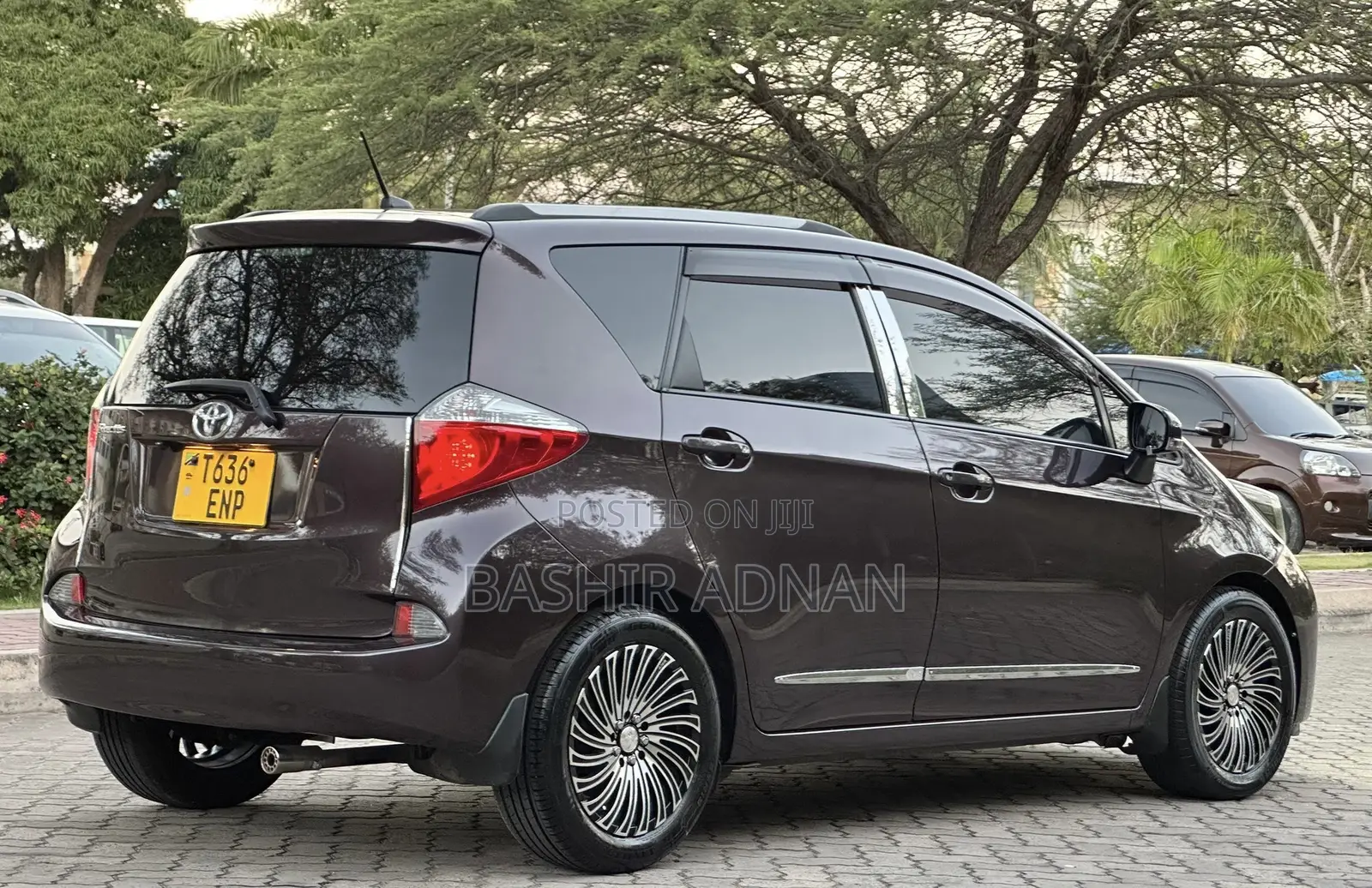 Toyota Ractis 1.5 FWD 2011 Maroon