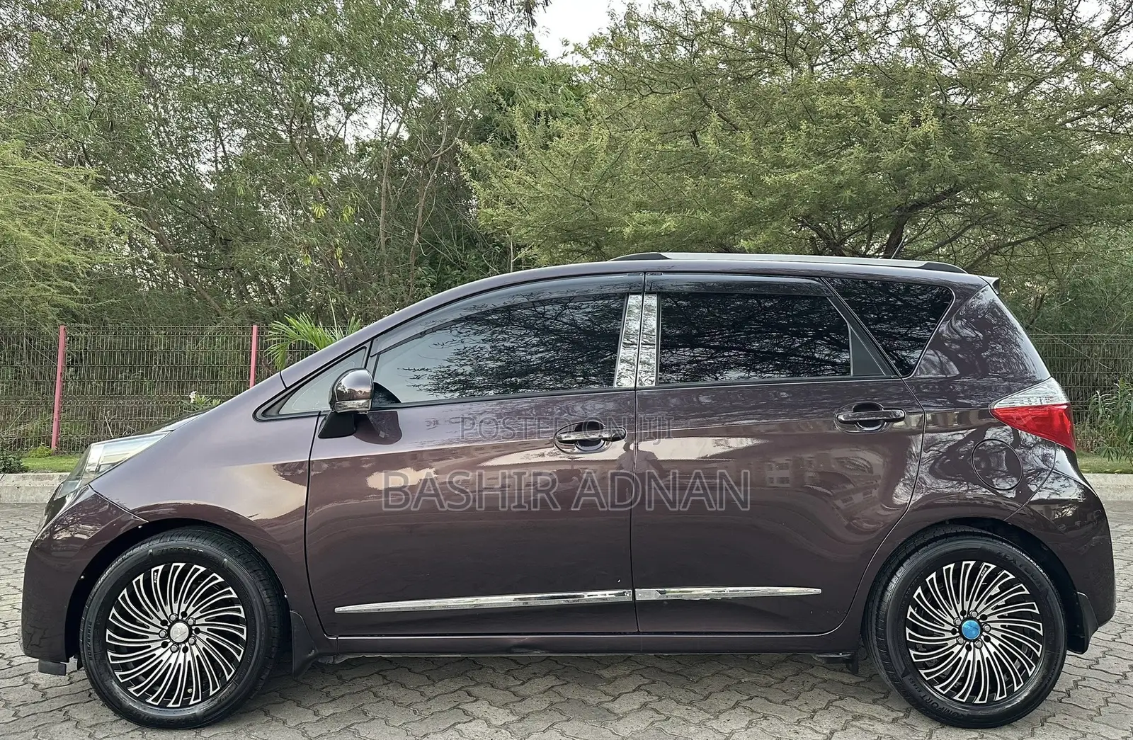 Toyota Ractis 1.5 FWD 2011 Maroon