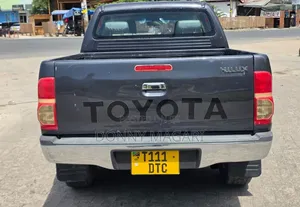Toyota Hilux 2013 Gray