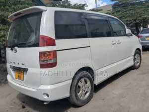 Toyota Noah 2004 White