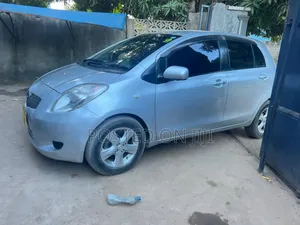 Toyota Vitz 2004 Silver