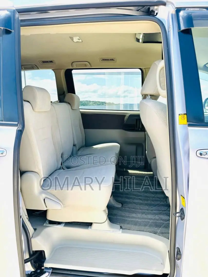 Toyota Noah 2010 Purple