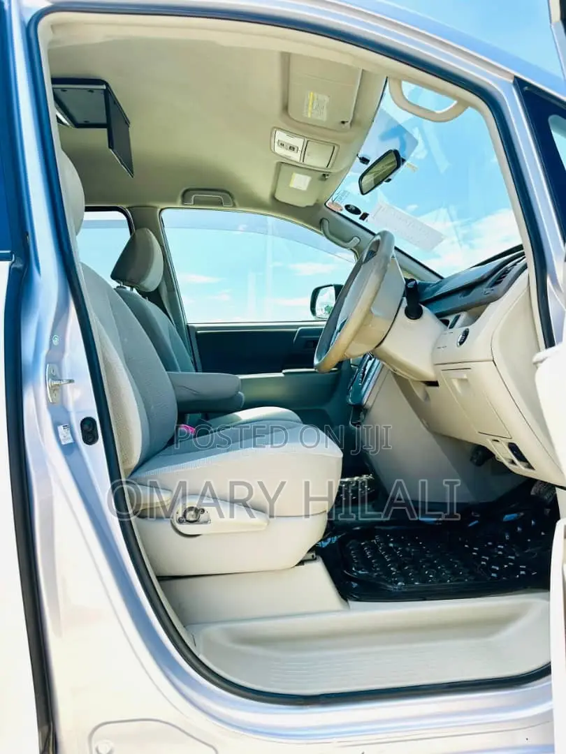 Toyota Noah 2010 Purple