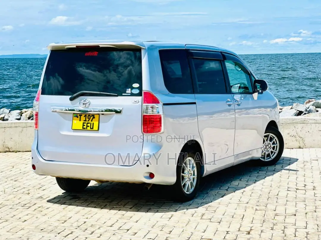 Toyota Noah 2010 Purple