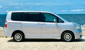 Toyota Noah 2010 Silver