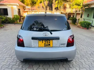 Toyota IST 2004 Silver
