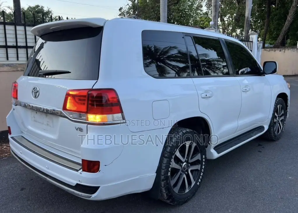Toyota Land Cruiser 2009 White