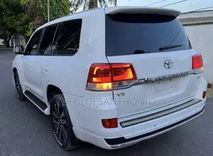 Toyota Land Cruiser 2009 White