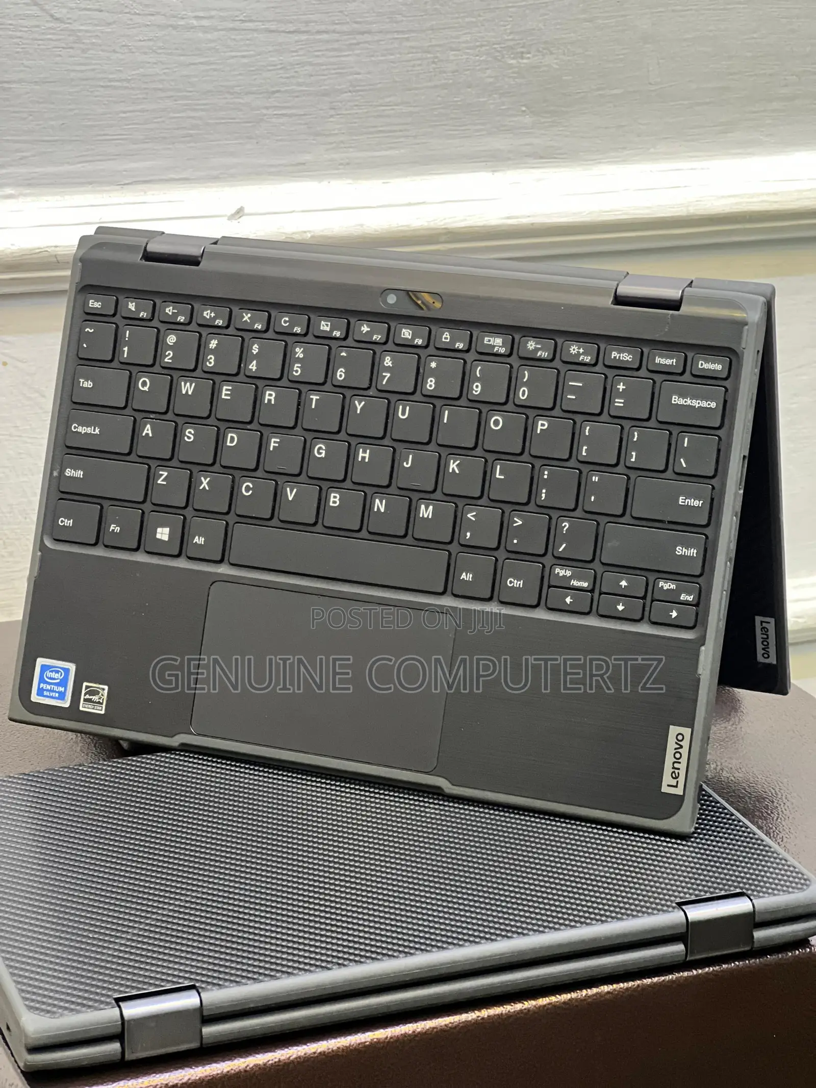 Laptop Lenovo 300e 4GB Intel Pentium SSD 128GB