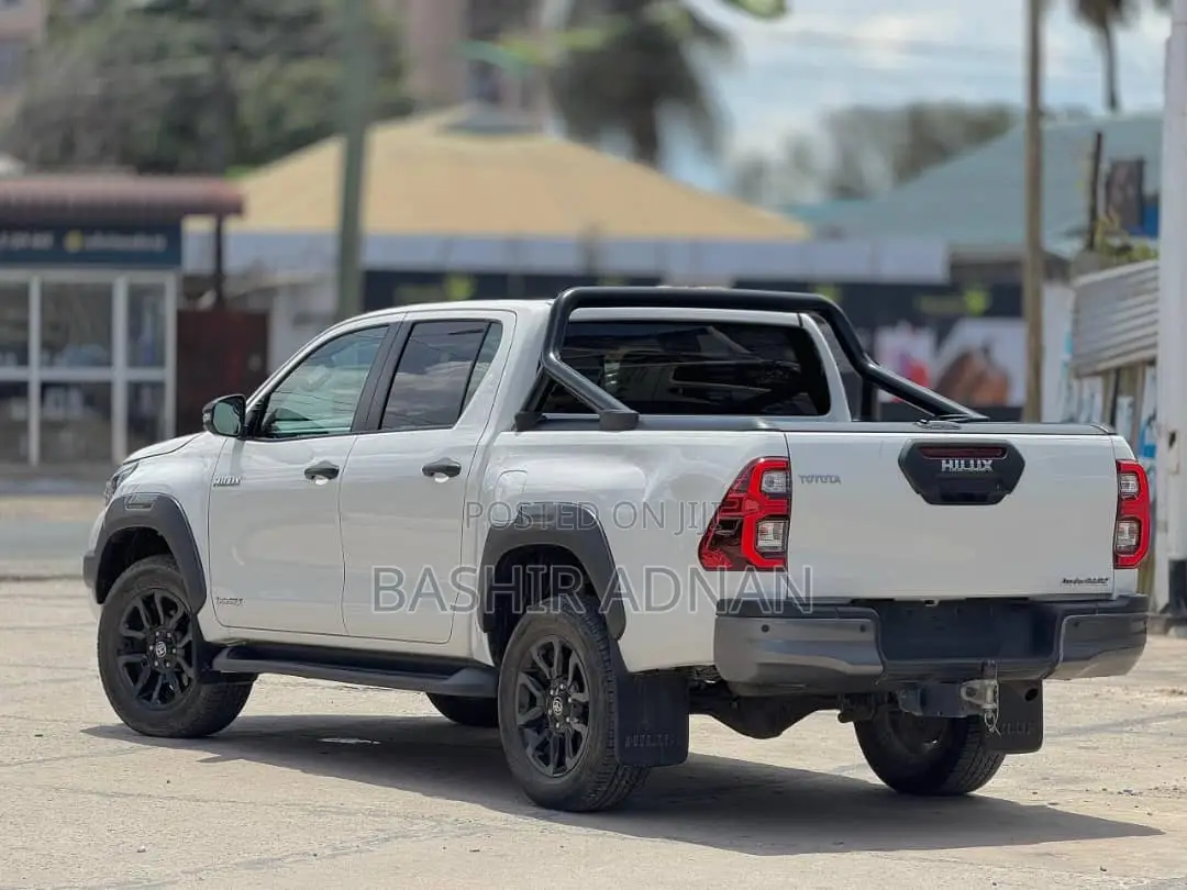 Toyota Hilux Revo Double Cab Deisel 2.8 AWD 2022 Pearl