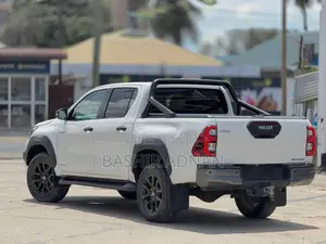 Toyota Hilux Revo Double Cab Deisel 2.8 AWD 2022 Pearl