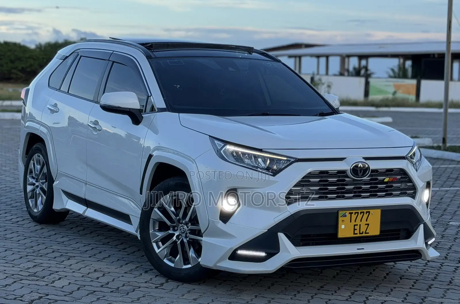 Toyota RAV4 2021 White