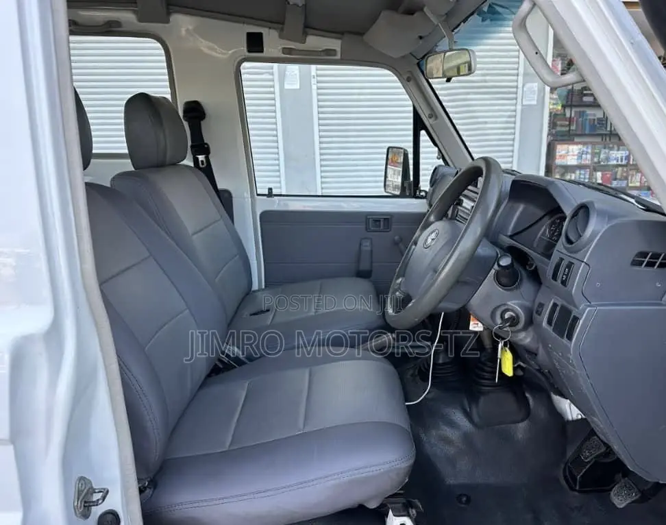 Toyota Land Cruiser 2010 White