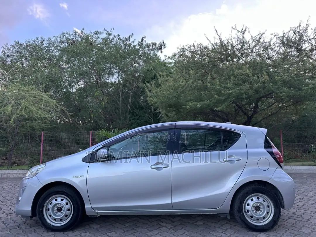 Toyota Aqua 2011 Silver