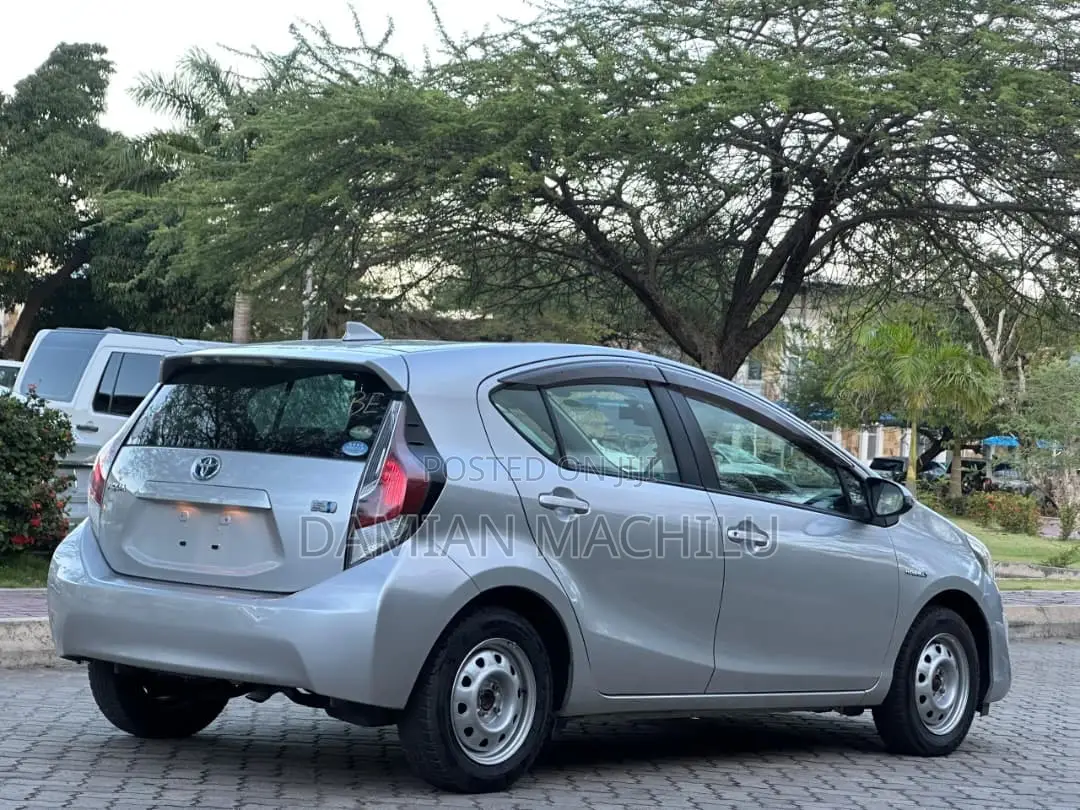 Toyota Aqua 2011 Silver