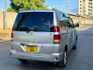 Toyota Noah 2.0 AWD (8 Seater) 2005 Silver