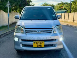 Toyota Noah 2.0 AWD (8 Seater) 2005 Silver