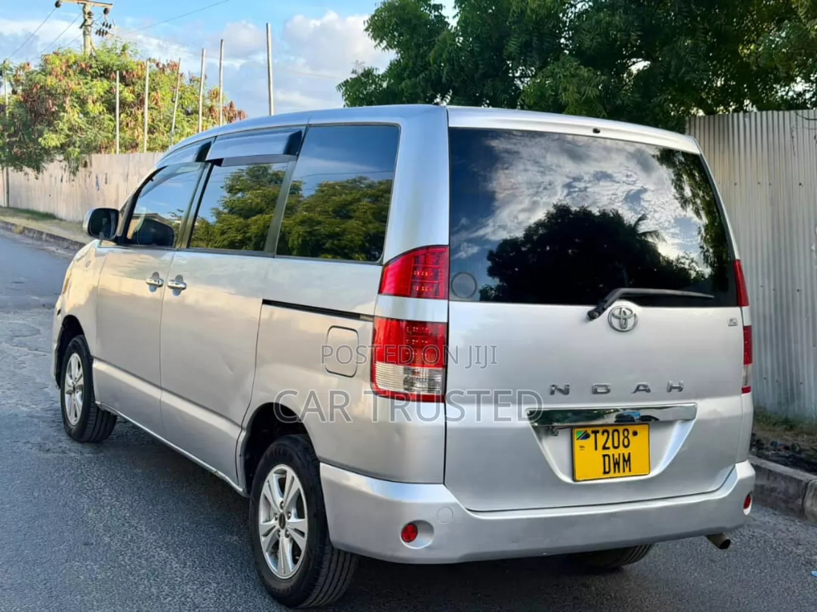 Toyota Noah 2.0 AWD (8 Seater) 2005 Silver