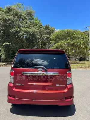 Toyota Corolla Rumion 2011 Red