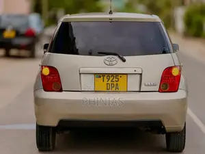 Toyota IST 2005 Gold