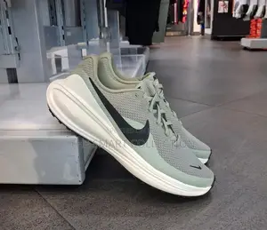 Nike Revolution 8