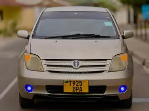 Toyota IST 2005 Gold