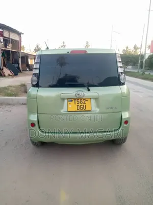 Toyota Sienta 2008 Green