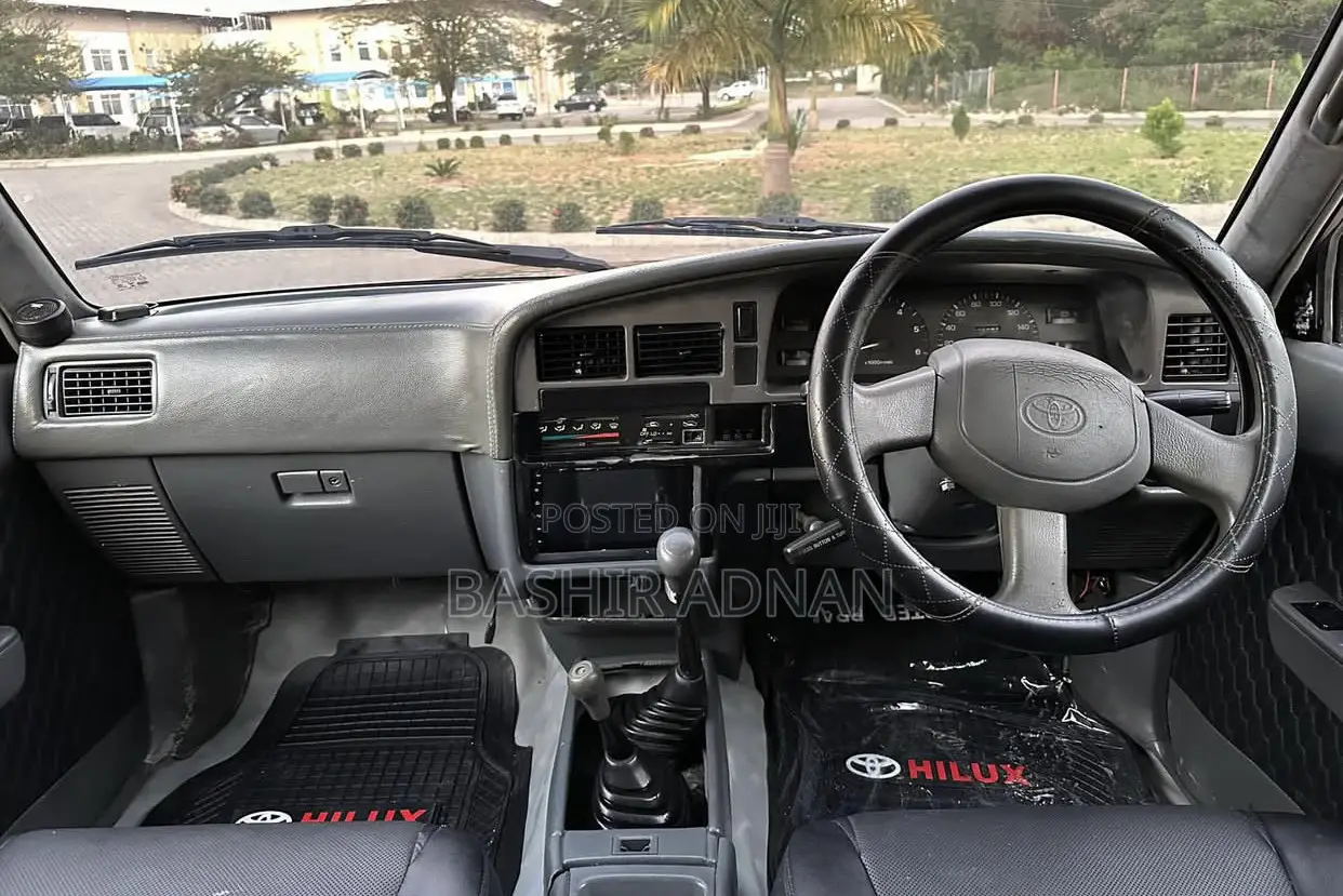 Toyota Hilux 1995 Blue