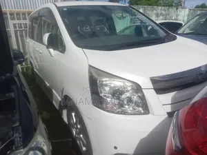 Toyota Noah 2.0 143hp AWD (8 Seater) 2008 White