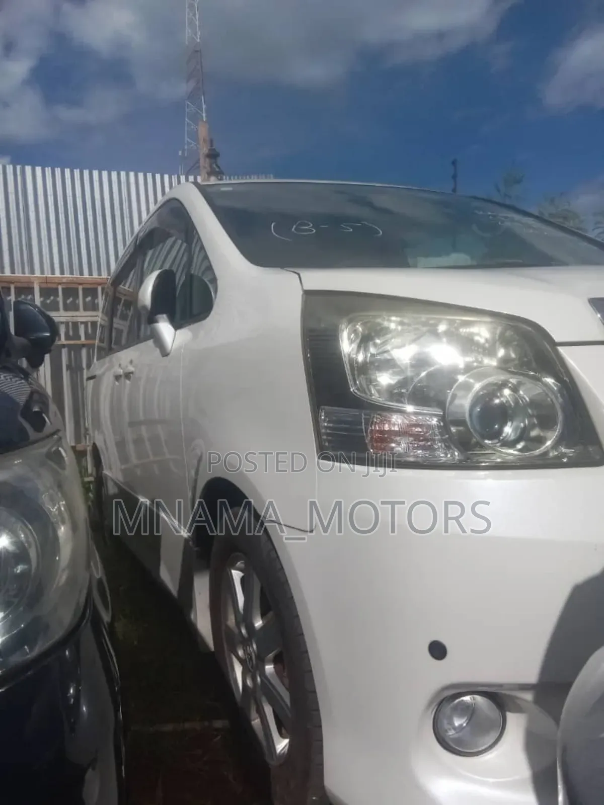 Toyota Noah 2.0 143hp AWD (8 Seater) 2008 White