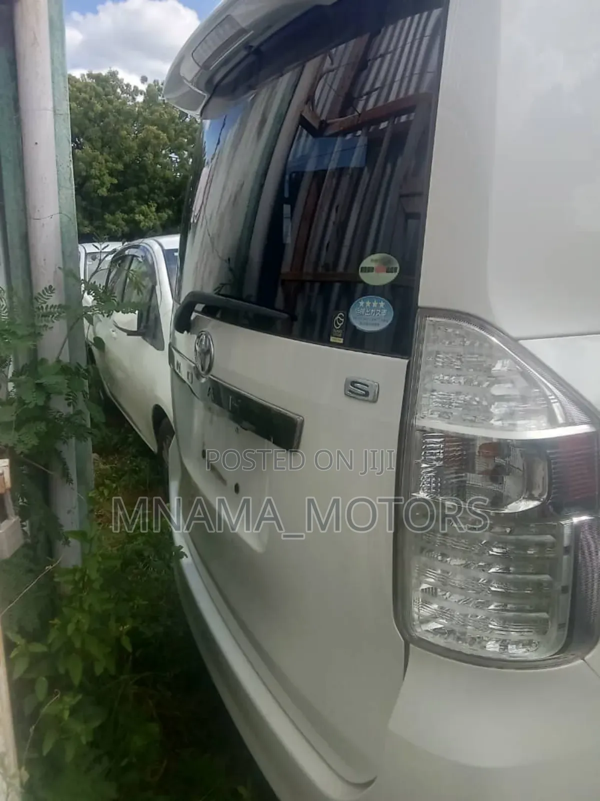 Toyota Noah 2.0 143hp AWD (8 Seater) 2008 White