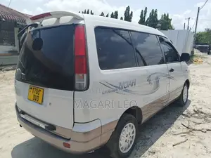 Toyota Noah 2003 Pearl