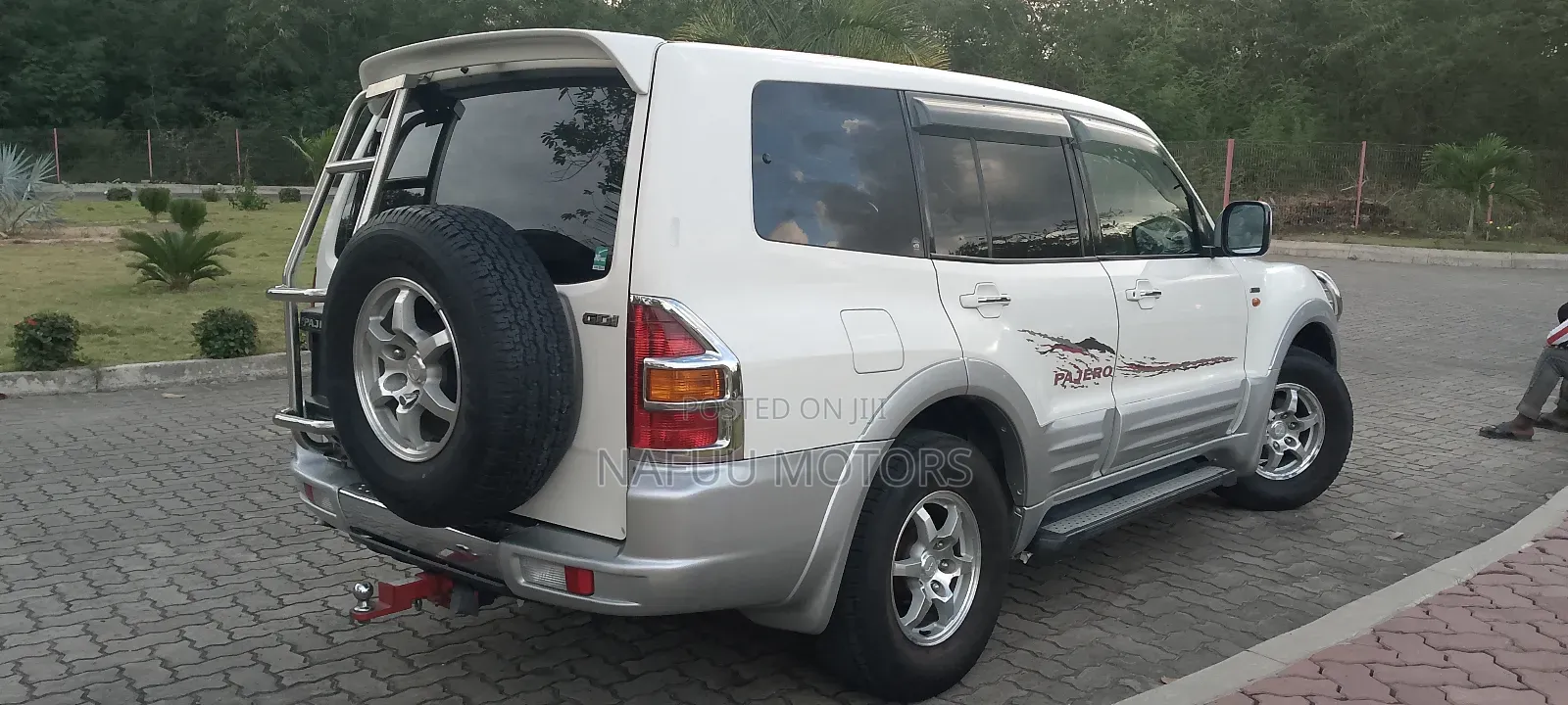 Mitsubishi Pajero 2000 White