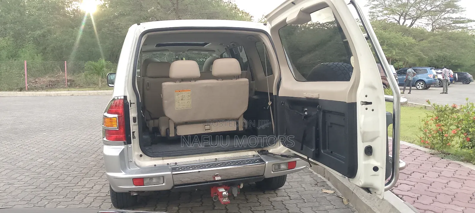 Mitsubishi Pajero 2000 White