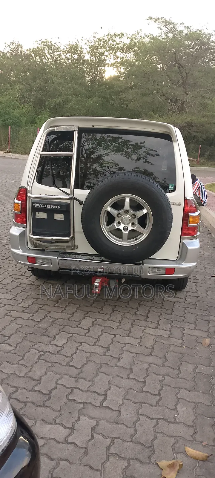 Mitsubishi Pajero 2000 White