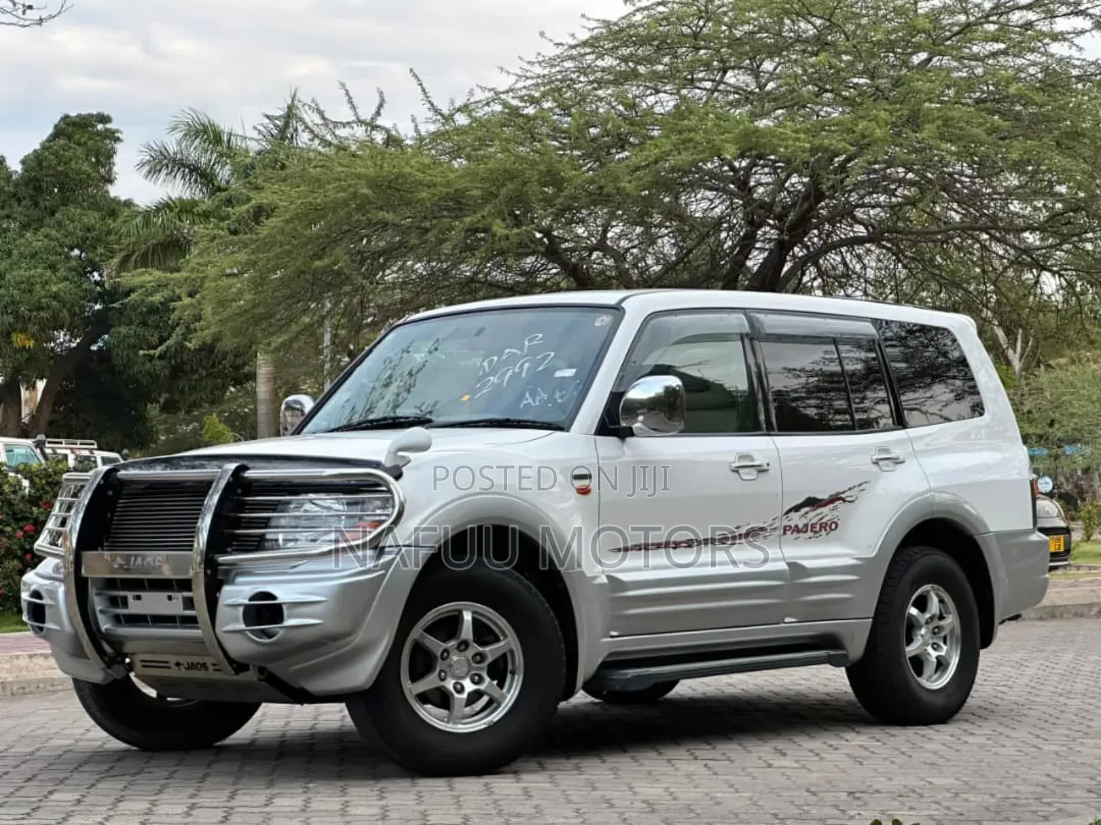 Mitsubishi Pajero 2000 White